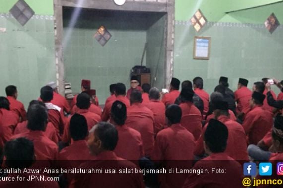 Konsolidasi di Lamongan, Azwar Anas Salat Bareng Kader PDIP - JPNN.COM