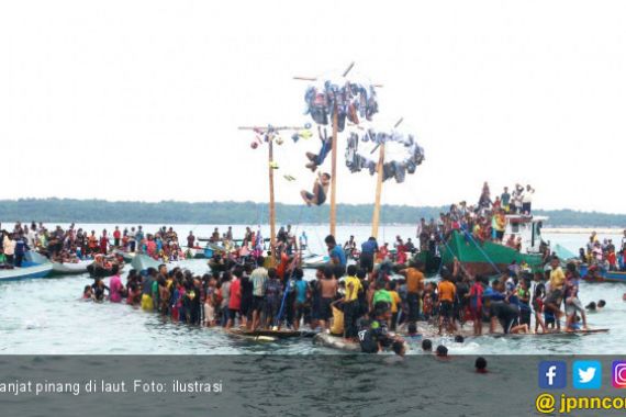 Panjat Pinang di Laut Hebohkan Festival Wakatobi Wave 2017 - JPNN.COM