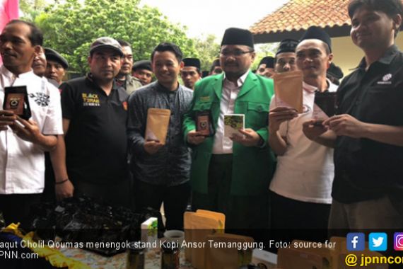 Ketua Umum GP Ansor Cicipi Kopi Barista Naker - JPNN.COM