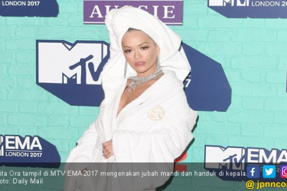 Gaun Mandi Rita Ora Hebohkan MTV EMAs 2017 - JPNN.COM