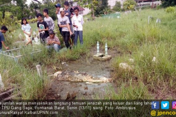 Jenazah Terbungkus Kain Kafan di Luar Liang Lahad, Heboh - JPNN.COM