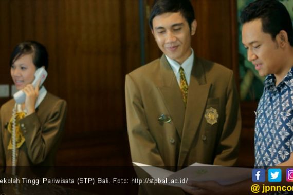 STP Bali Jawara Lomba Ide Bisnis Bidang Pariwisata 2017 - JPNN.COM