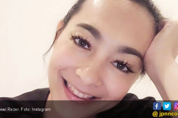 5 Tahun Pacaran, Dewi Rezer Siap Dinikahi Bule Kanada - JPNN.COM