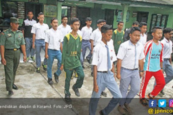 Guru Bawa Siswa Nakal Ditatar Koramil - JPNN.COM