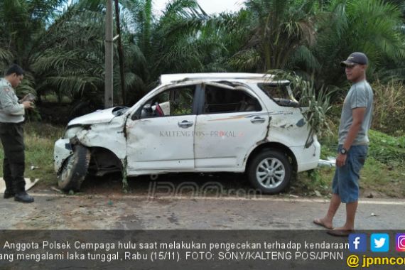 Terios Oleng, Tabrak Tebing, Rusak Berat - JPNN.COM