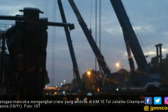 Ini Penyebab Sementara Crane Ambruk di Tol Jakarta-Cikampek - JPNN.COM
