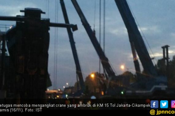 Crane Ambruk, Jalur Arah Cikampek Sempat Ditutup - JPNN.COM