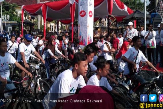 Ribuan Peserta Gowes Tumpah Ruah di Alun-Alun Kota Ngawi - JPNN.COM