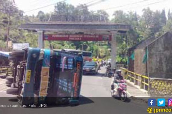 Bus Angkut Anak SMA Cibarusah Terguling, Sopir Kabur - JPNN.COM