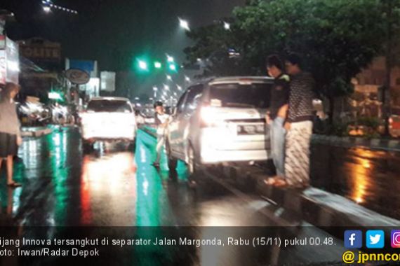 Belasan Mobil Nyangkut di Separator Margonda Depok - JPNN.COM