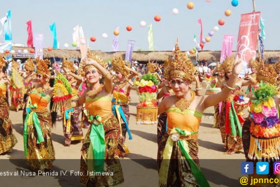 1000 Penari Siap Goyang Festival Nusa Penida 2017 - JPNN.COM