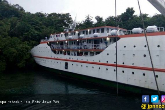 Kapal Berisi 111 Penumpang Tabrak Pulau - JPNN.COM