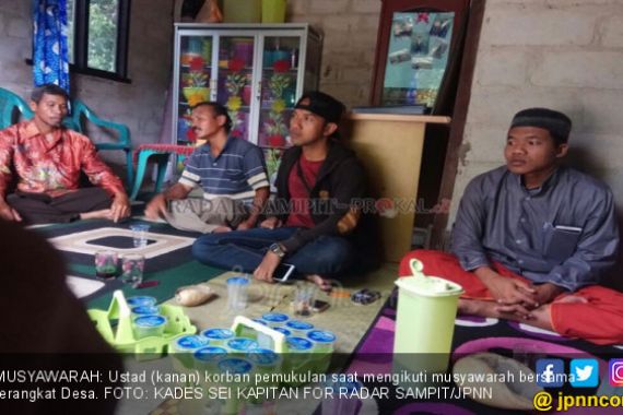 Ustaz Dihajar dengan Senapan Angin di Depan Masjid - JPNN.COM