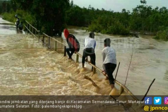 Martapura Diterjang Banjir, Jembatan Terancam Putus - JPNN.COM