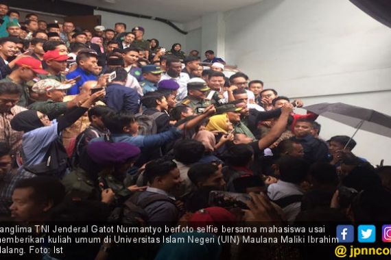 Ribuan Mahasiswa UIN Malang Selfie Bareng Gatot - JPNN.COM