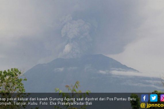 Status Gunung Agung Naik dari Siaga ke Level Awas - JPNN.COM