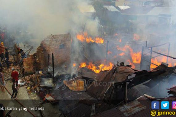 Rumah Driver Ojol Terbakar, Uang Tabungan Hangus - JPNN.COM