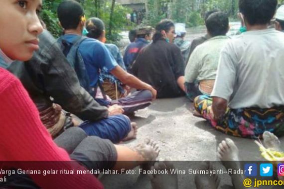 Warga Gelar Ritual Khusus Sambut Lahar Dingin Gunung Agung - JPNN.COM