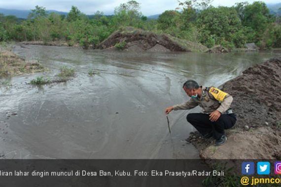 Penasaran, Warga Nekat ke Lokasi Aliran Lahar Gunung Agung - JPNN.COM