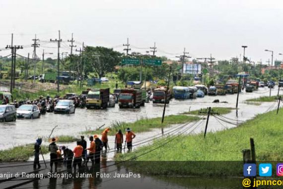 Banjir, Jalur Kereta Vital di Jatim Terpaksa Tutup - JPNN.COM