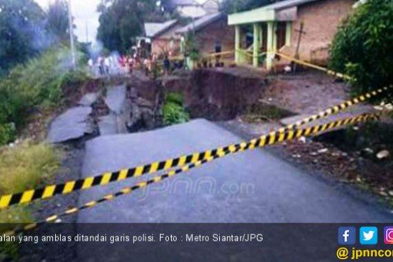 Lihat nih, Jalan Utama Siantar-Tiga Ras Lumpuh - JPNN.COM