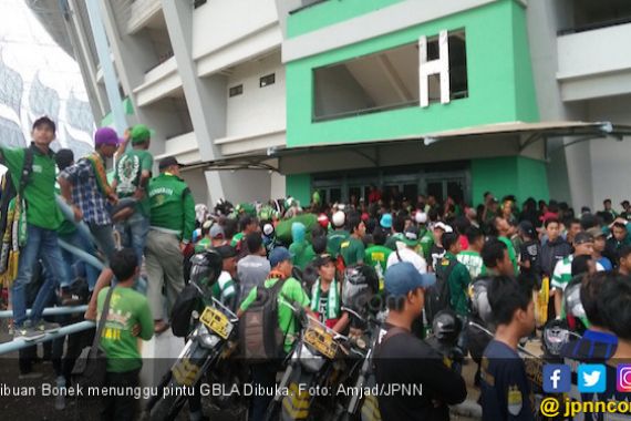 Ribuan Bonek Sempat Tertahan di Pintu Masuk Stadion GBLA - JPNN.COM