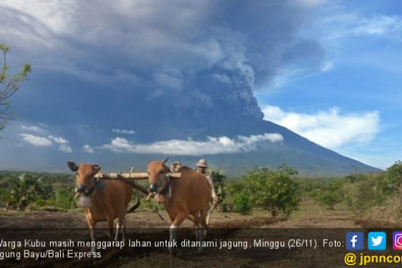 Awas! Letusan Utama Gunung Agung Diprediksi 1 Bulan Lagi - JPNN.COM