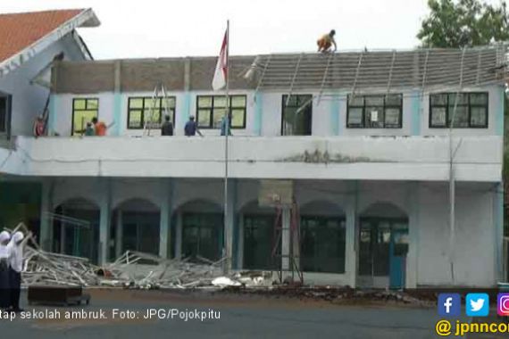 Atap Sekolah Ambruk, Dua Siswa Jadi Korban - JPNN.COM