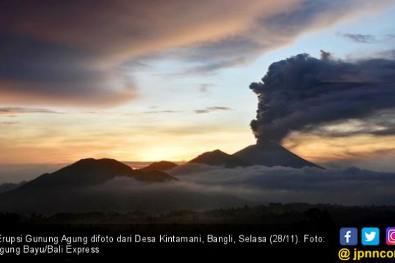 Gunung Agung Erupsi, Kok Malah Berendam di Banjir Lahar - JPNN.COM