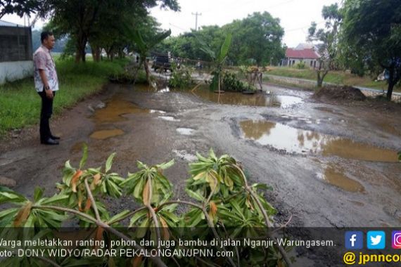 Kesal, Warga Blokir Jalan Mirip Sungai Kering - JPNN.COM