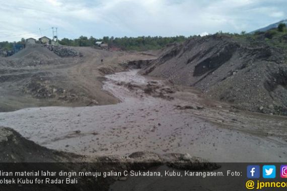 Tolong, Jangan Swafoto di Aliran Lahar Dingin Gunung Agung - JPNN.COM