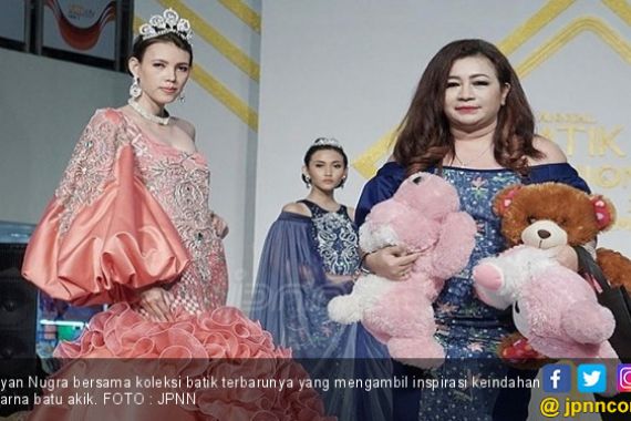 Inspirasi Gaun Batik dari Keindahan Warna Akik - JPNN.COM