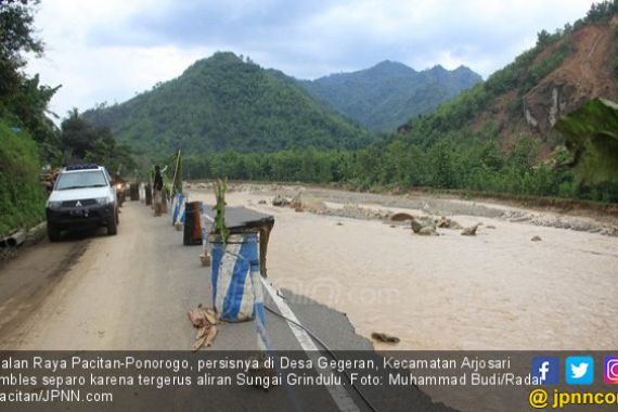 Digerus Banjir, Jalan Raya Pacitan-Ponorogo Tinggal Separo - JPNN.COM