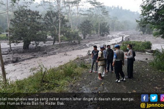 Lahar Dingin Gunung Agung jadi Tontonan Warga - JPNN.COM