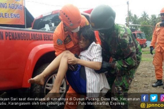 Dramatis, Evakuasi Paksa 2 Lansia di Lereng Gunung Agung - JPNN.COM