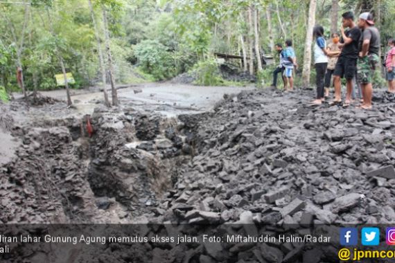 Lahar Gunung Agung Putus Akses 2 Desa di Karangasem - JPNN.COM