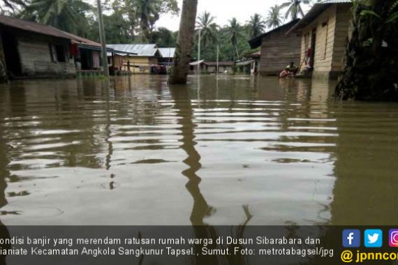 Ratusan Rumah di Tapsel Terendam Banjir, Warga Mengungsi - JPNN.COM
