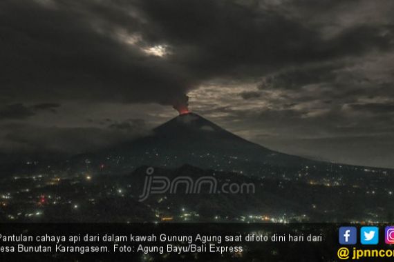 PVMBG Fokus Pantau Gunung Agung, Cuek Disebut Hoaks - JPNN.COM