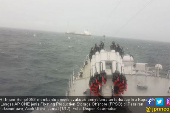 TNI AL Bantu Evakuasi Kru Kapal Terdampak Cuaca Buruk - JPNN.COM
