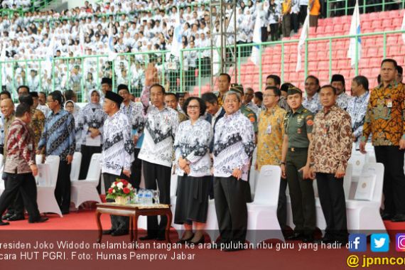 Jokowi Tak Suka Guru Dibebani Urusan Administrasi - JPNN.COM