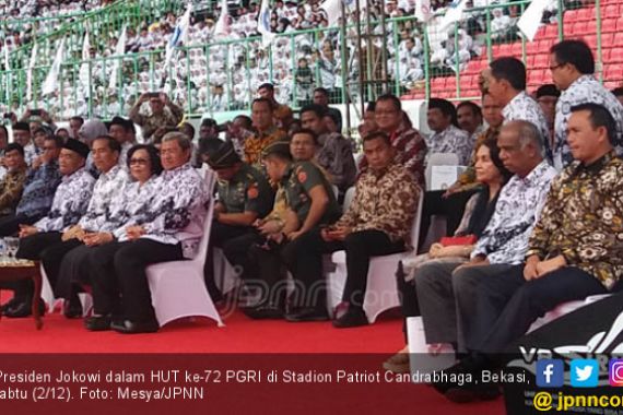 Jokowi Tidak Akan Pernah Menyetop Tunjangan Profesi Guru - JPNN.COM