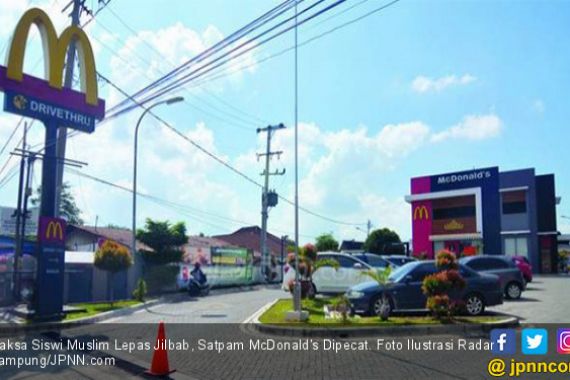 Paksa Siswi Muslim Lepas Jilbab, Satpam McDonald's Dipecat - JPNN.COM