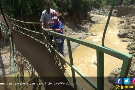 Lihat Perjuangan Anak Ini Seberangi Jembatan Rusak - JPNN.COM