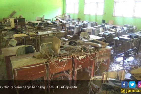 Kelas Penuh Lumpur, Ujian Sekolah Terhambat - JPNN.COM