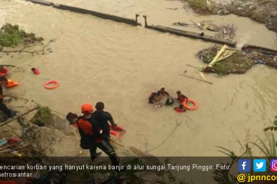 Polisi Terus Sisir Sungai Cari Korban Terbawa Arus Banjir - JPNN.COM