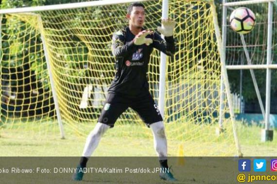 Kiper Arema FC Pulang Kampung, Nyawer - JPNN.COM