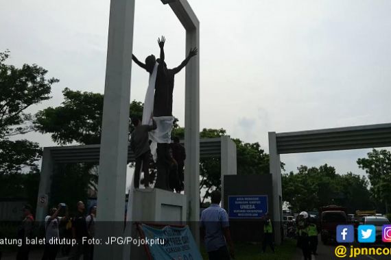 Dianggap Tak Sopan, Patung Balet di Surabaya Ditutupi Kain - JPNN.COM