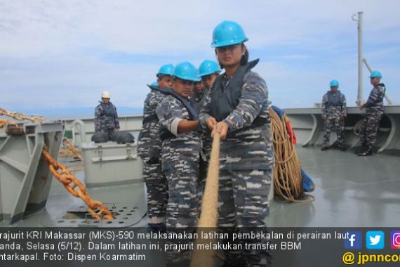 Prajurit KRI Latihan Transfer BBM Antarkapal di Laut Banda - JPNN.COM