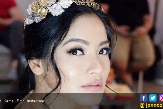 Beri ASI Eksklusif, Titi Kamal Bawa Anak ke Lokasi Shooting - JPNN.COM