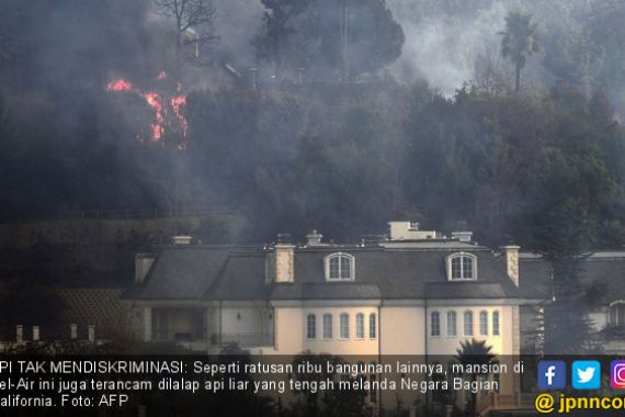 Api Mengancam Pemukiman Orang Kaya California - JPNN.COM